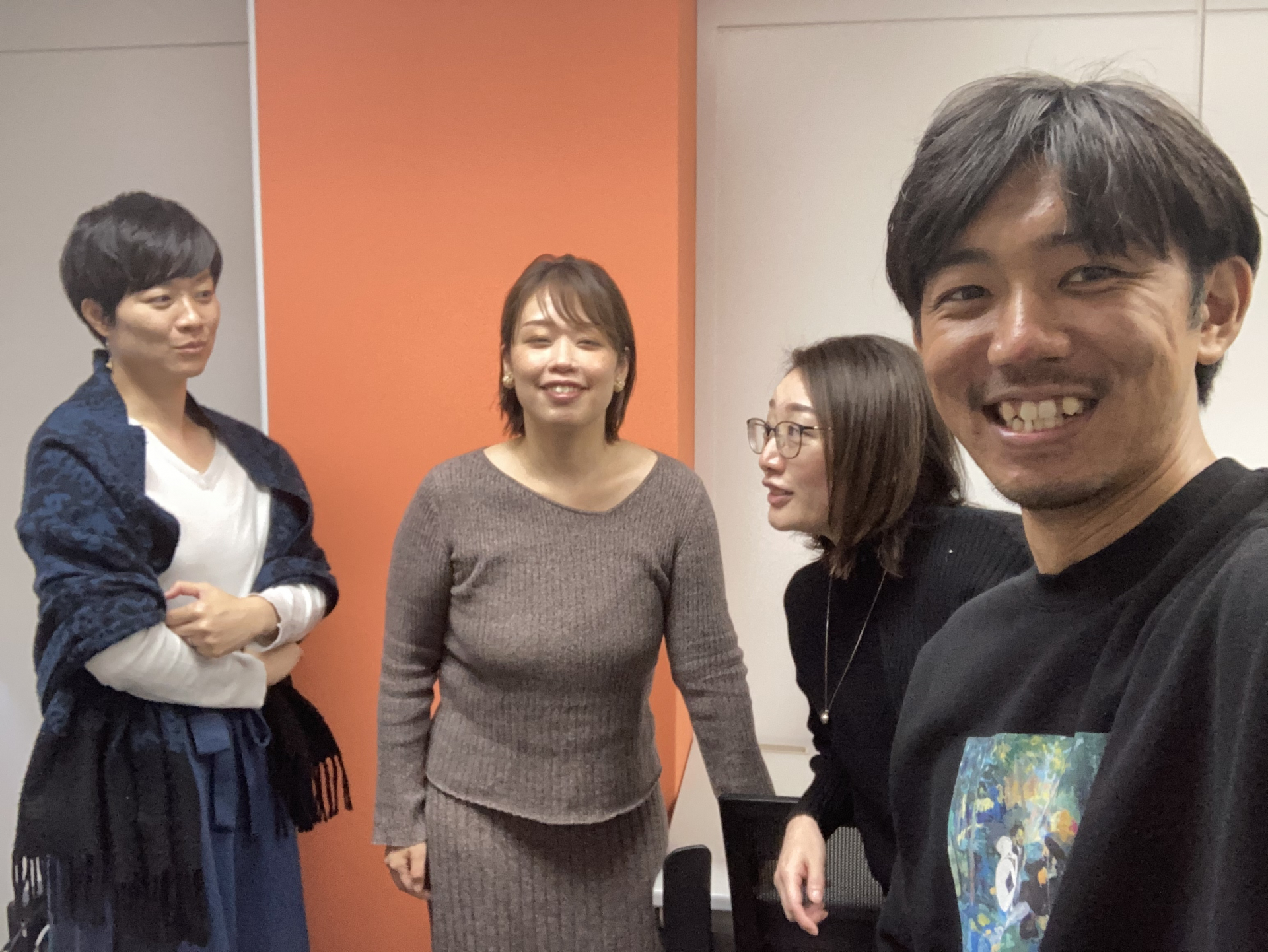 社内には主婦も多く、家庭と両立しながら仕事をガンバっています! 「今晩…なにする?」なんて会話が出ることも…。 ※撮影のためマスクを外しております。